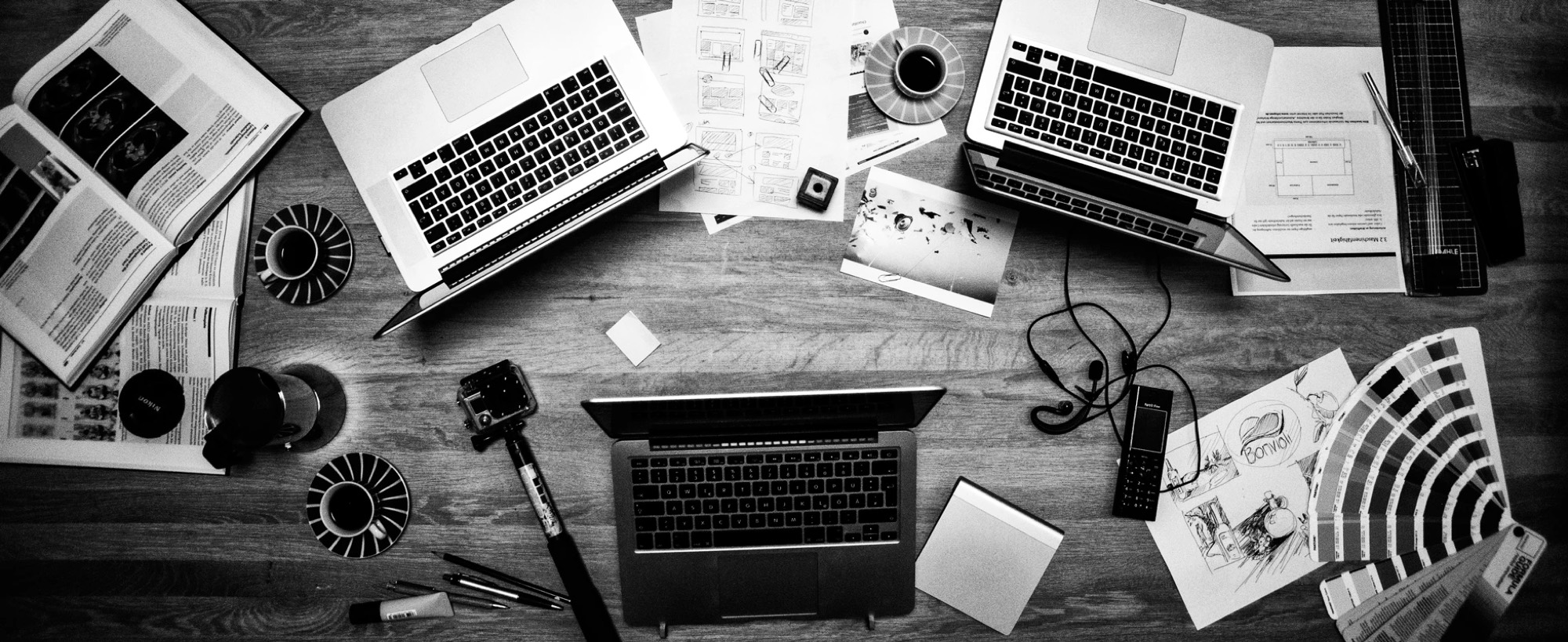 Le studio Ellon Création : ordinateurs, maquettes, croquis et nuanciers sur la table de travail